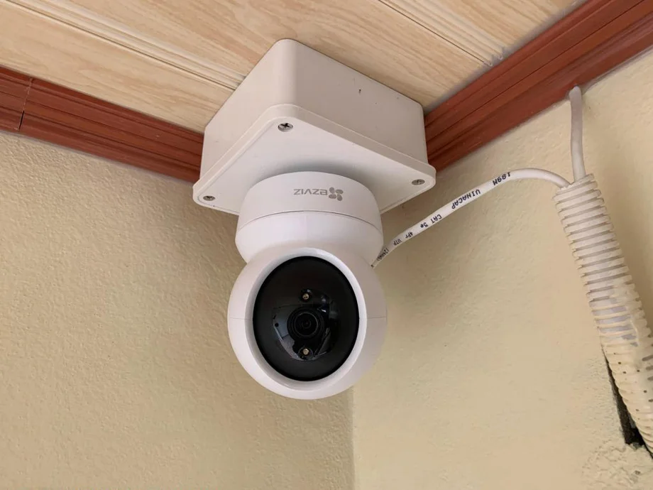 Xem xét kết nối và tính năng điều khiển của camera